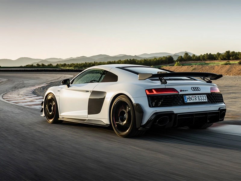 A very powerful Audi R8 is presented